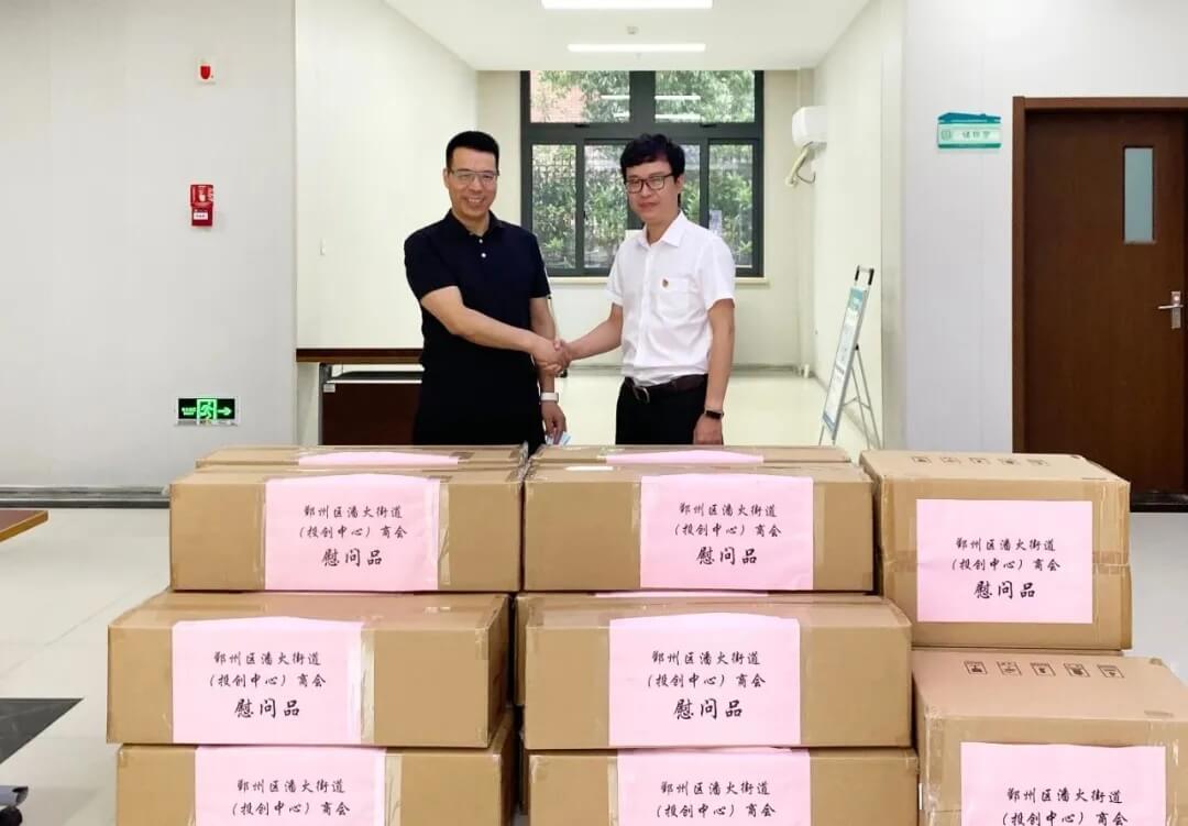 潘火街道商会会长、聚鑫汇集团董事长杨和荣带领商会为疫苗接种一线医护人员送礼包